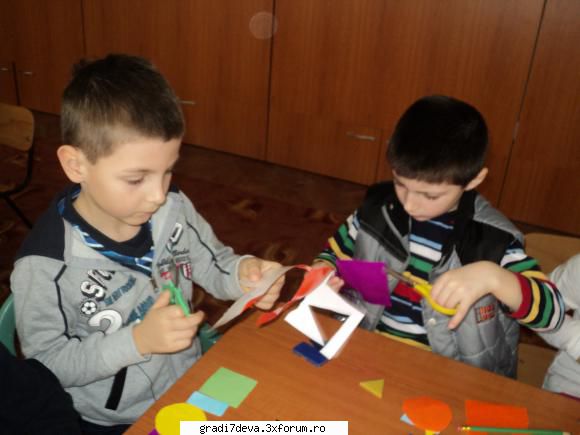 flori din figuri decupare după contur, asamblare