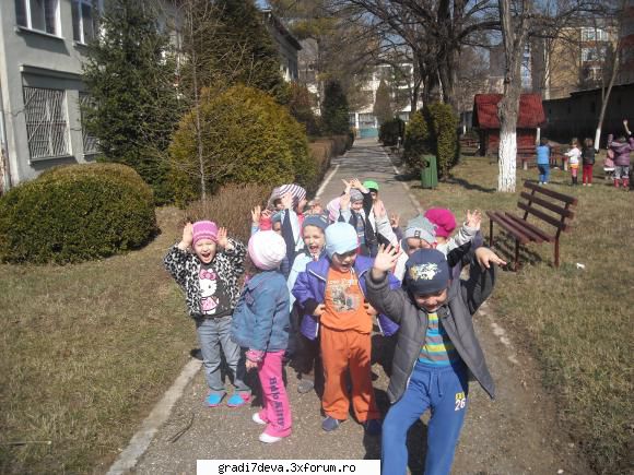 grupa mica azi iesit afara pentru razele soarelui mangaie obrajii.