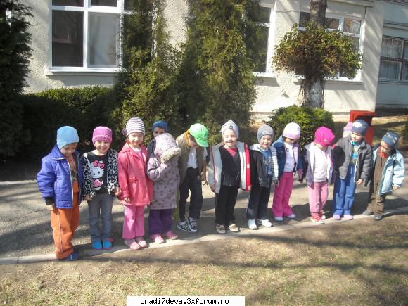 grupa mica observat primele fire iarba.