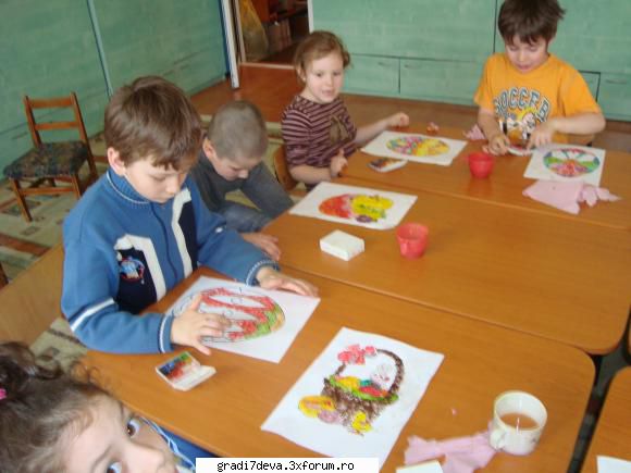 grupa pregatit oua pentru iepurasul paste.