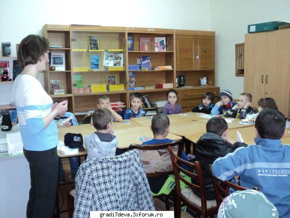 scoala altfel alaturi doamna profesor limba engleza invatat cantecel five little monkeys.