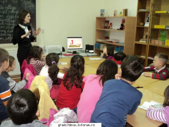 scoala altfel ...am c�ntat și ne-am jucat doamna profesor limba engleza din cadrul palatului