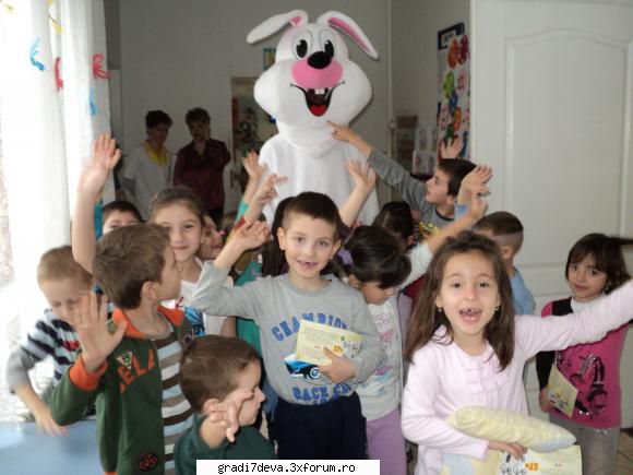 joi, 5 aprilie 2012, am fost vizitati de a promis că ne va aduce tuturor cadouri. flori