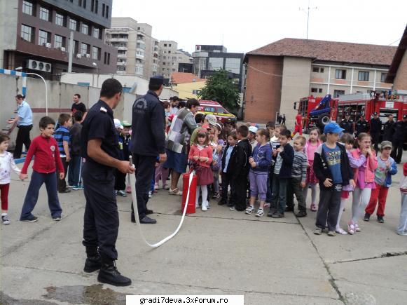 flori copiii avut ocazia sa&nbsp; joace furtunele
