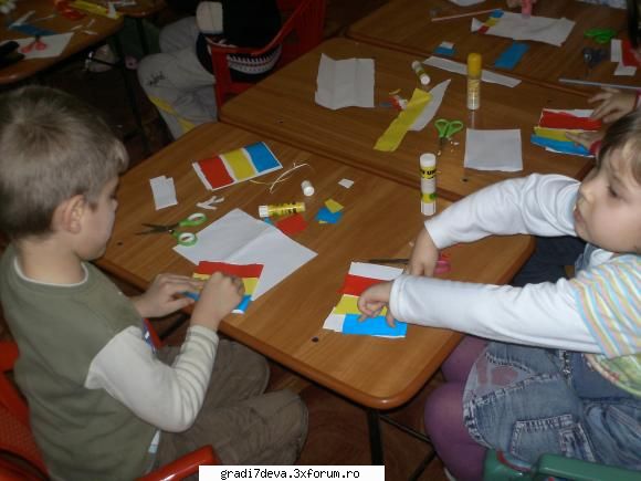 flori ne-am pregatit pentru sarbatori ziua nationala romaniei stegulete. fost greu deloc!