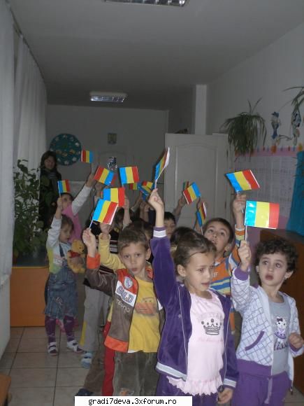 flori plecat defilare. multi ani, romania!