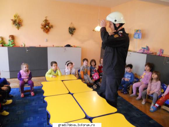 fluturasi joi, martie 2013, fost vizitati prieten foarte drag copiilor, domnul pompier, care ne-a