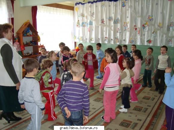 grupa mare exersam dansurile