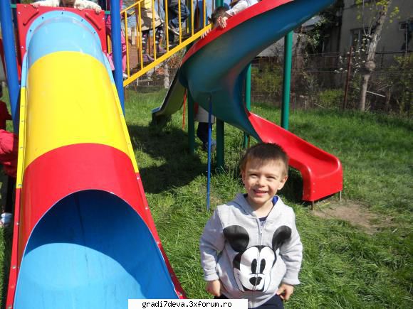 fluturasi fiind timp frumos, profitat ne-am jucat aparatele din curtea