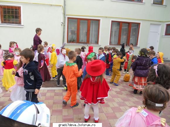 fluturasi halloween party alaturi grupa istetii