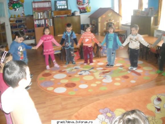 grupa mare Şi să vadă sf�ntul soare, �ntr-o hora cea c�mpia