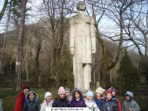 fluturasi vizitat statuia lui mihai eminescu din parcul cetatii unde recitat poezia invatata ne-am