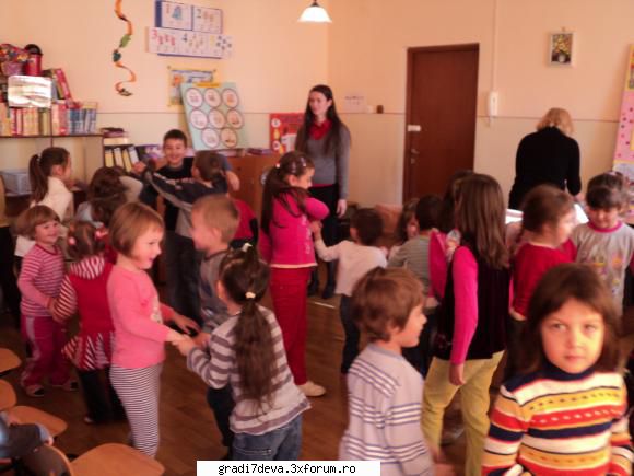 flori s-a �ncheiat dans, alaturi colegii nostri mai mici.